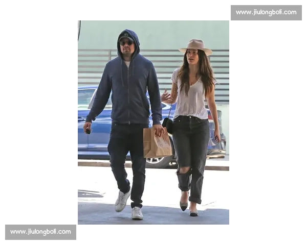 郑钦文柏林街拍：紫色网球包配 Labubu 玩偶，赛场外的个性符号